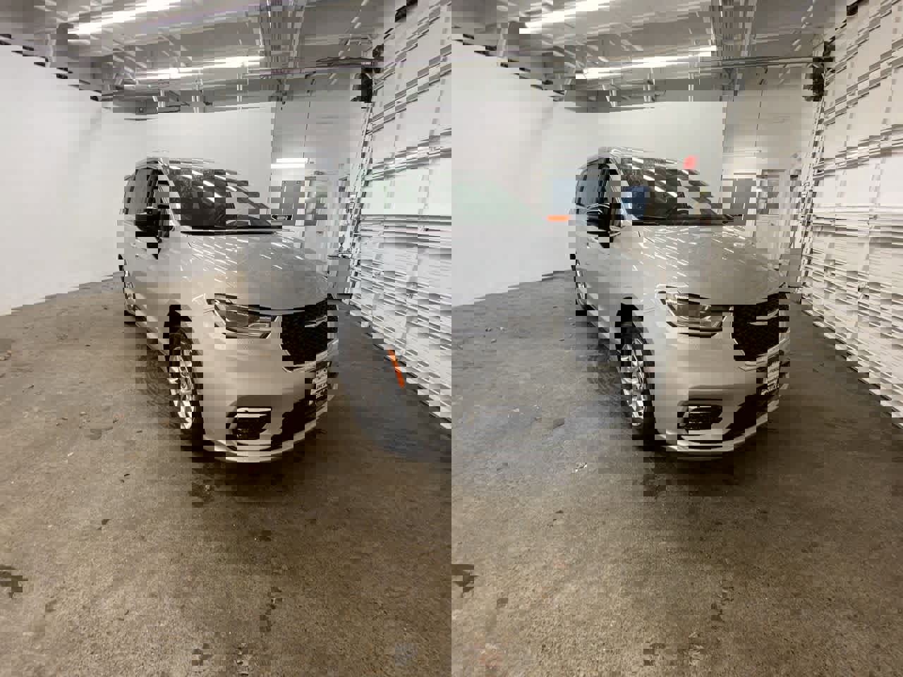 Used 2024 Chrysler Pacifica Touring-L image 8