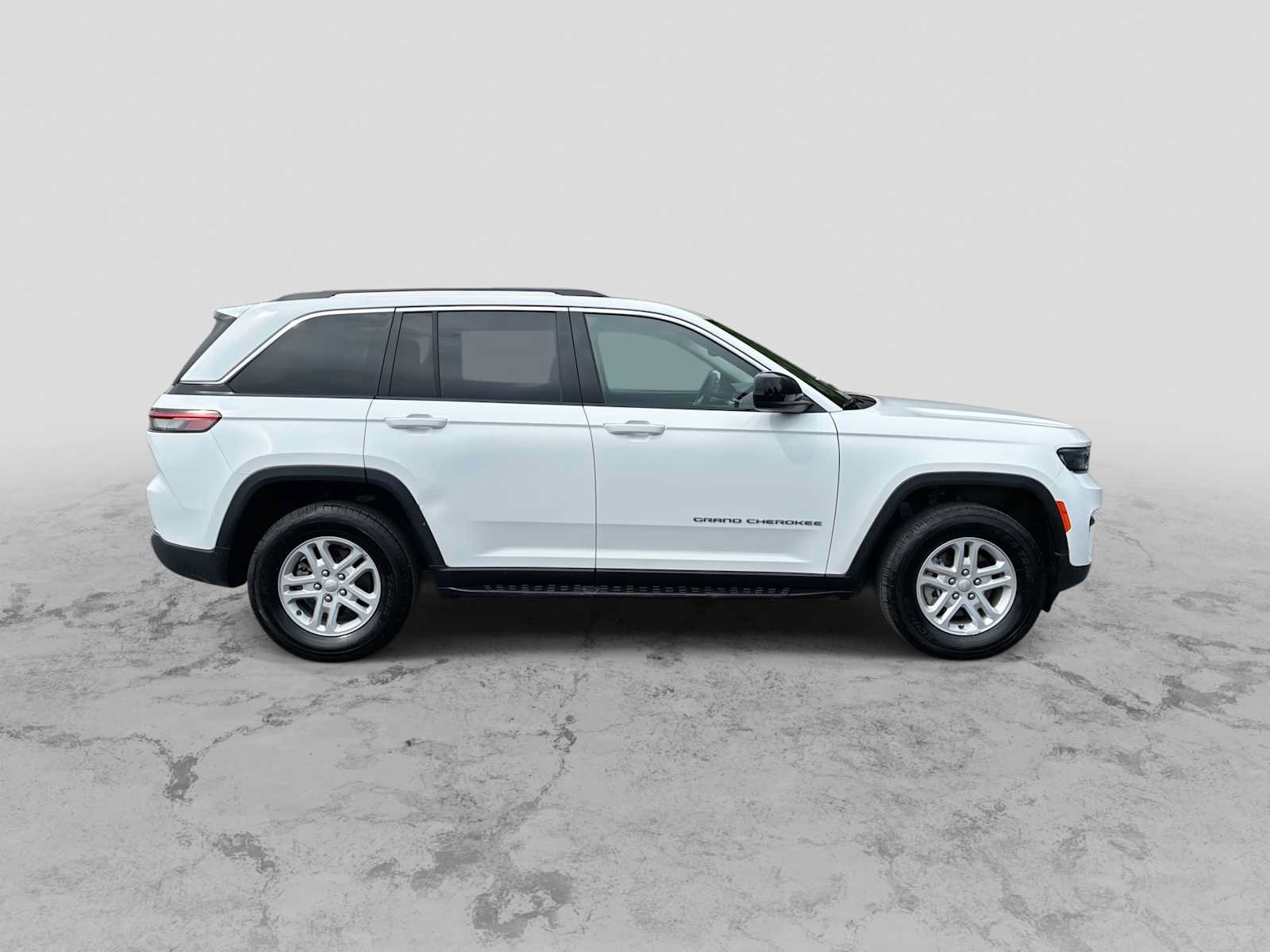 Used 2023 Jeep Grand Cherokee Laredo AWD/4WD image 9