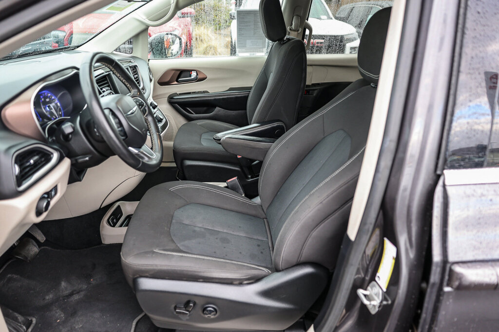 Used 2022 Chrysler Voyager LX FWD image 9