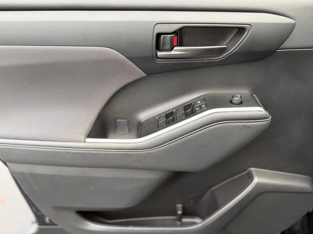 Used 2023 Toyota Highlander L image 15