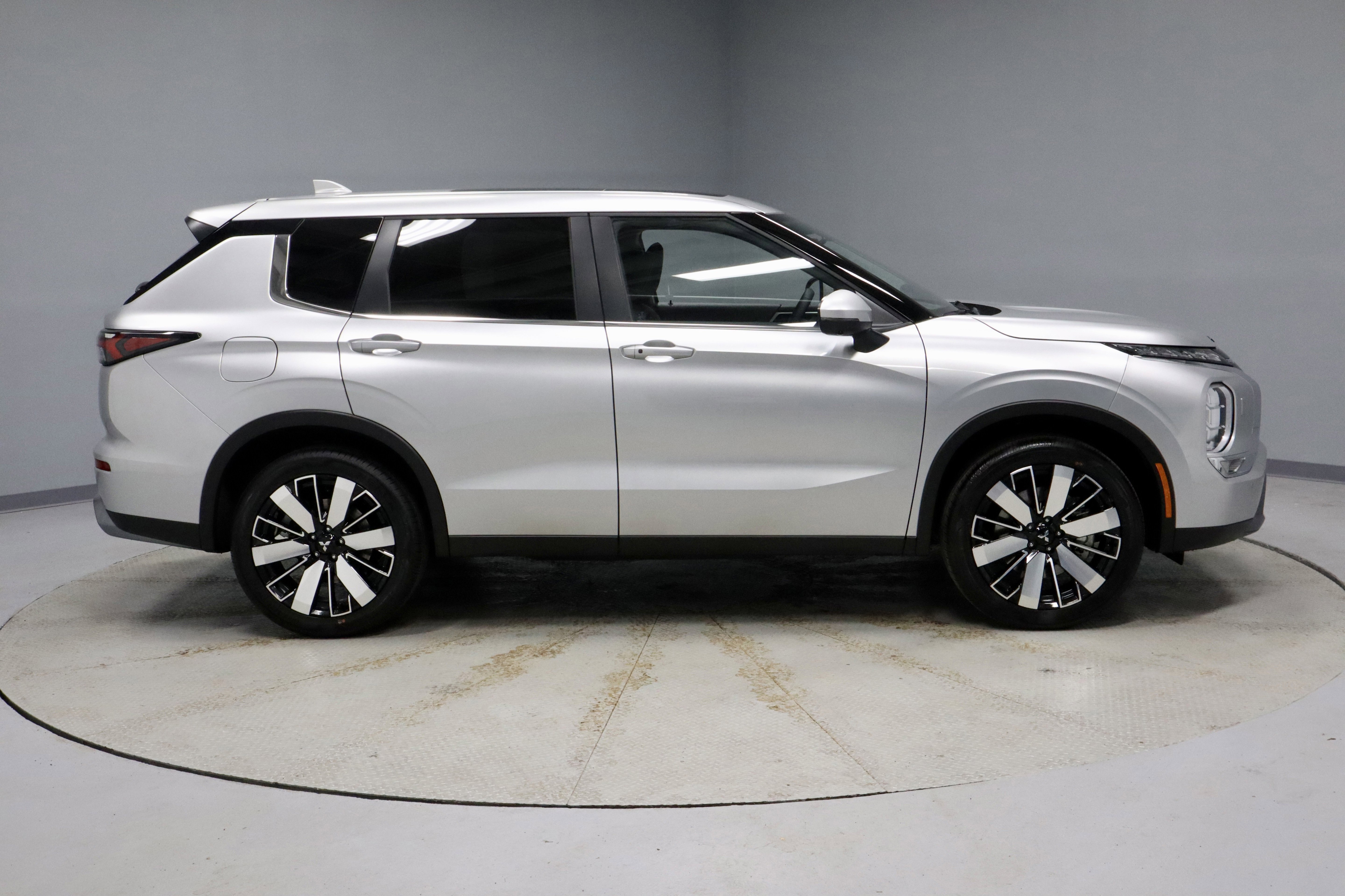 New 2026 Mitsubishi Outlander SE image 9