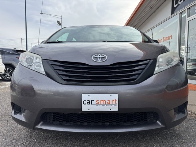 Used 2014 Toyota Sienna L image 2