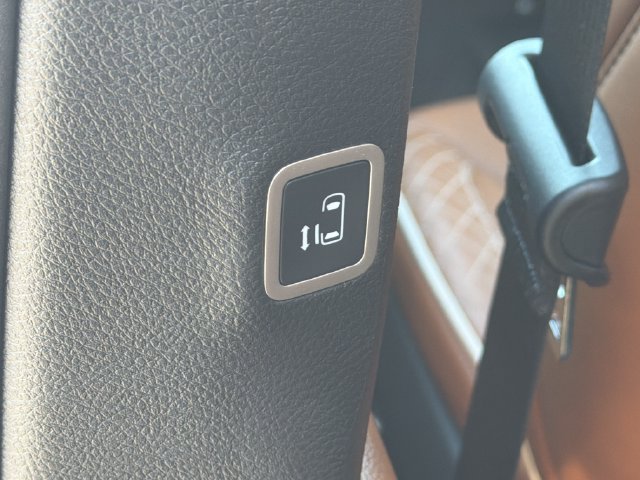 Used 2026 Chrysler Pacifica Pinnacle FWD image 24