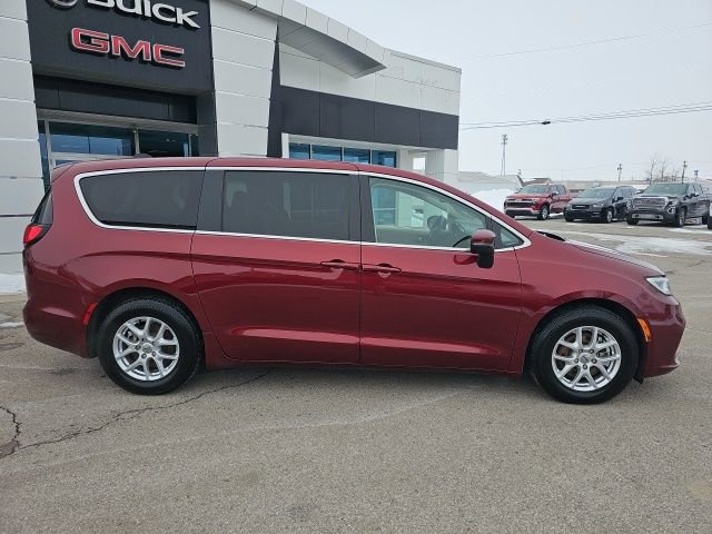 Used 2023 Chrysler Pacifica Touring-L image 34