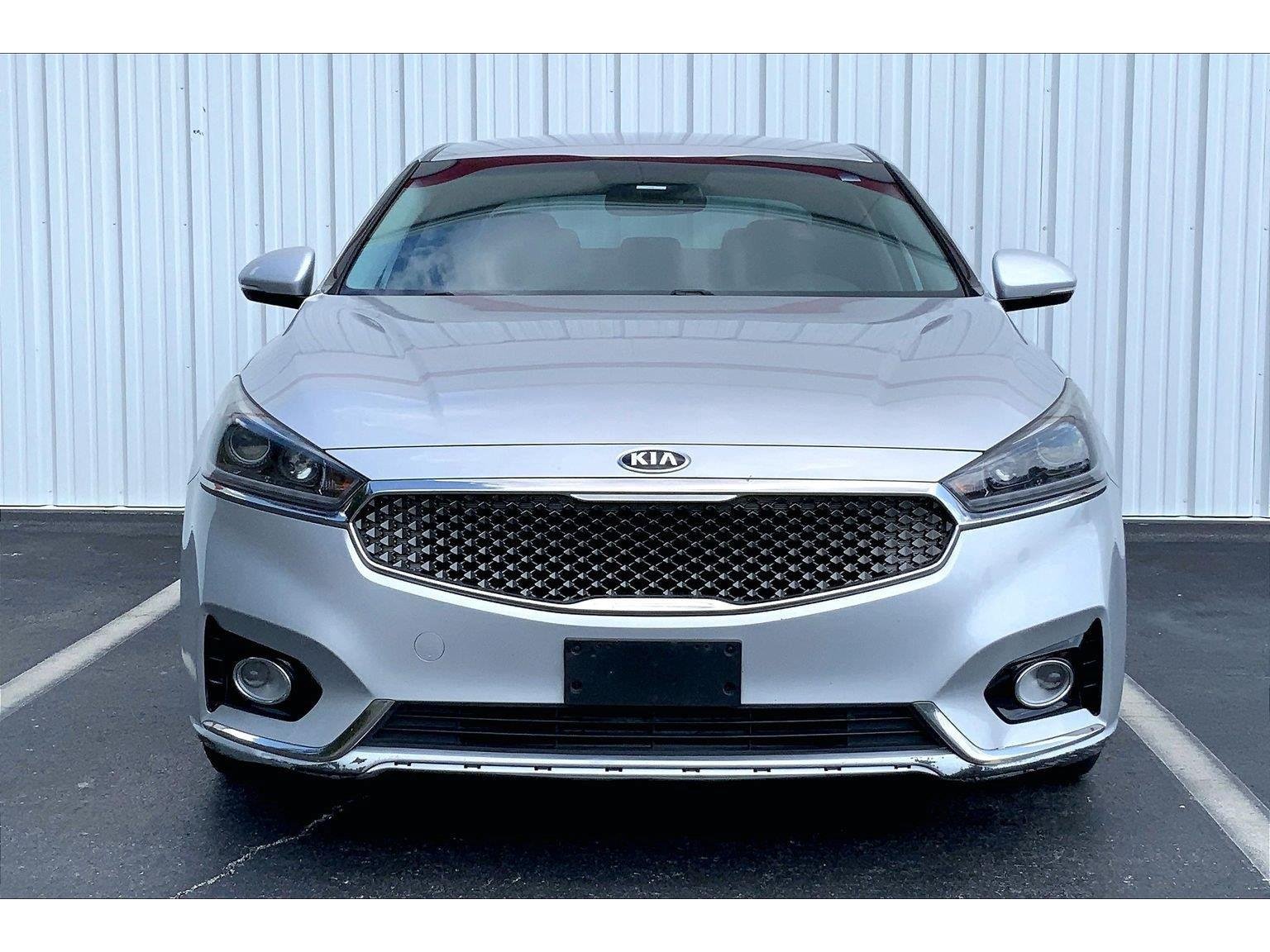 Used 2018 Kia Cadenza Premium w/ Luxury Package FWD image 3