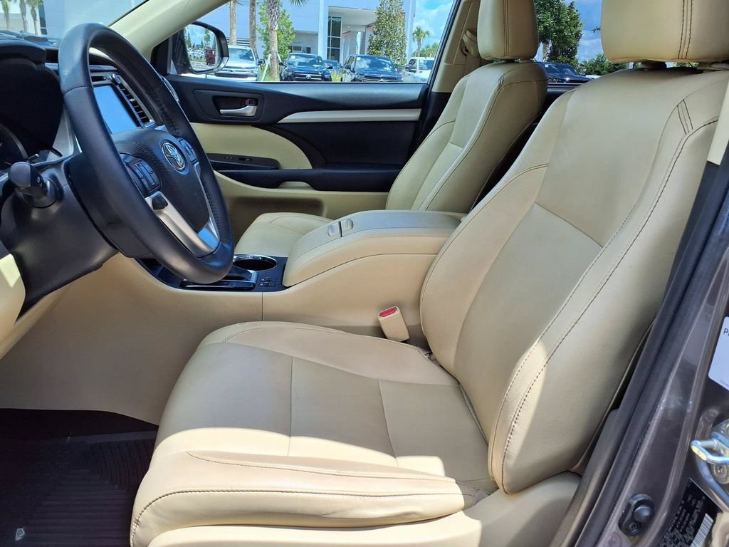 Used 2019 Toyota Highlander XLE FWD image 26
