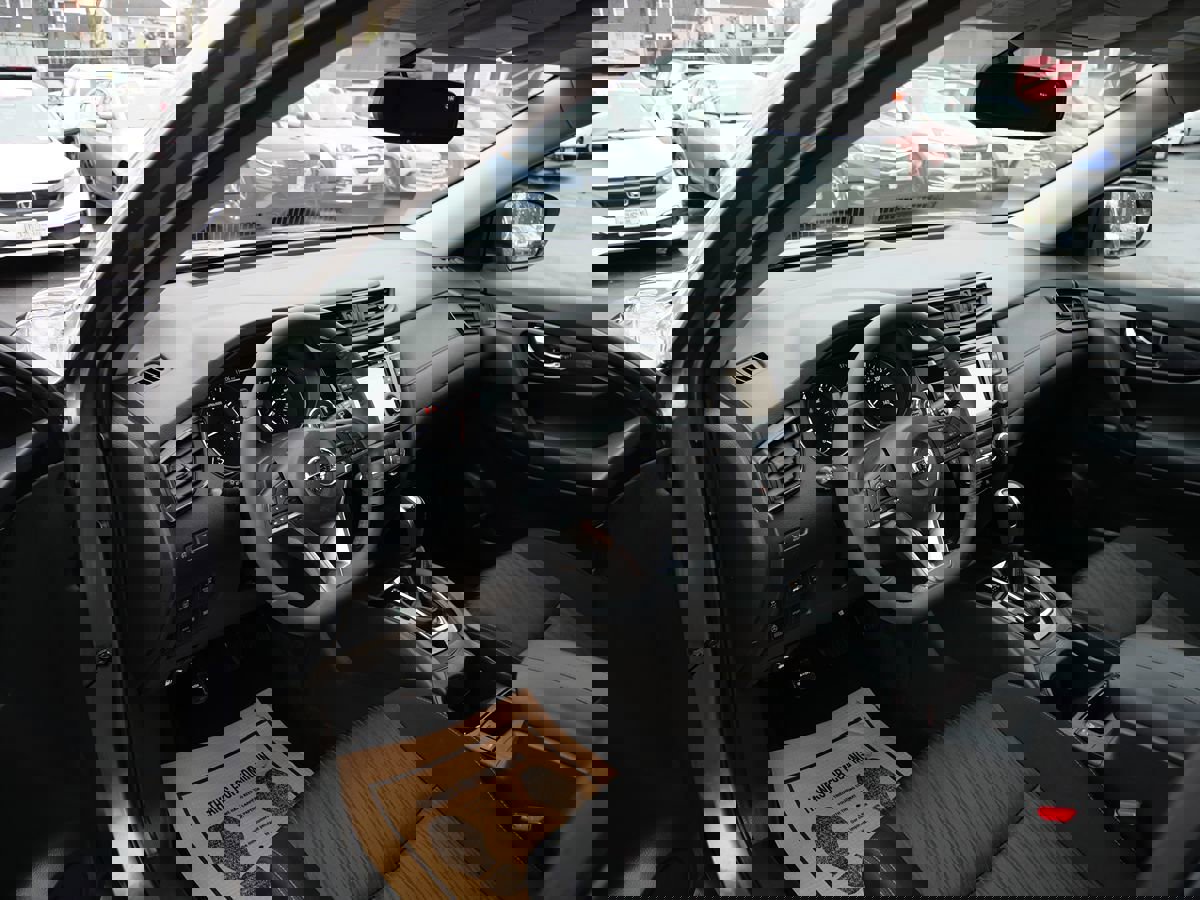 Used 2017 Nissan Rogue SV w/ SV Premium Package image 9