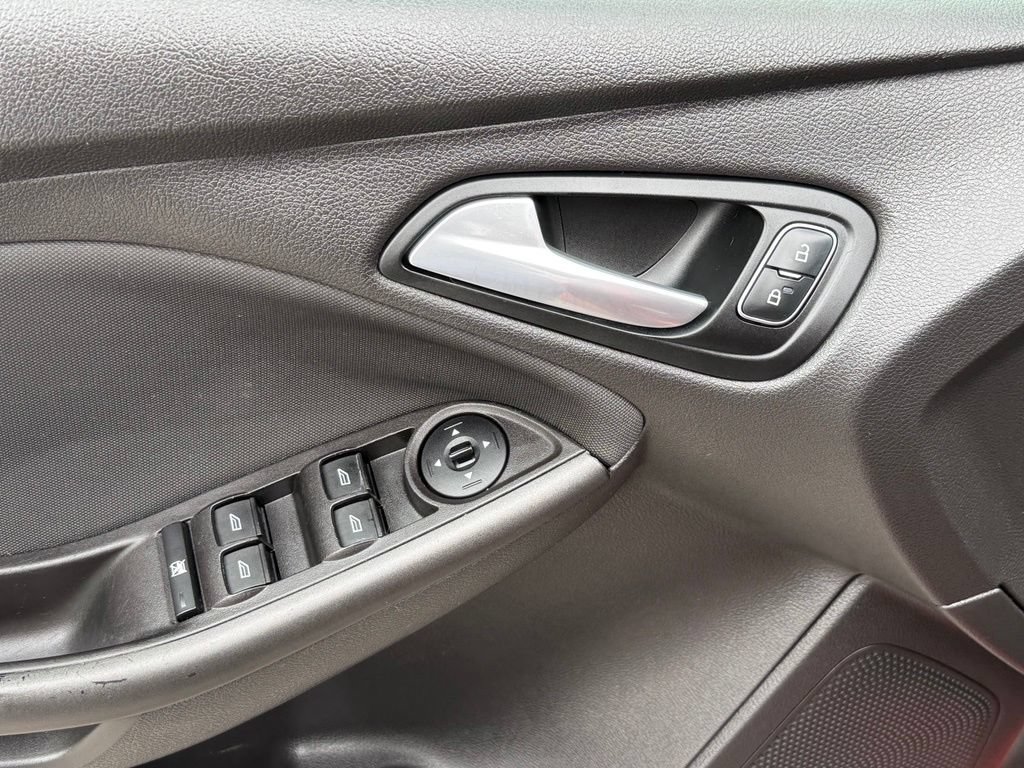 Used 2018 Ford Focus SEL FWD image 12
