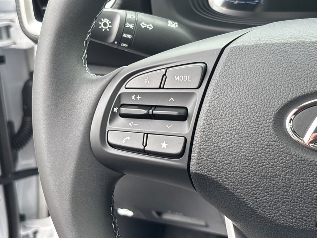 Certified 2025 Hyundai Venue SEL FWD image 21