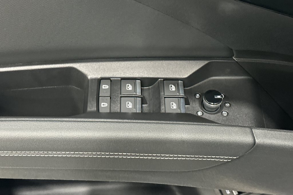 Used 2025 Audi Q4 e-tron Premium Plus AWD/4WD image 12