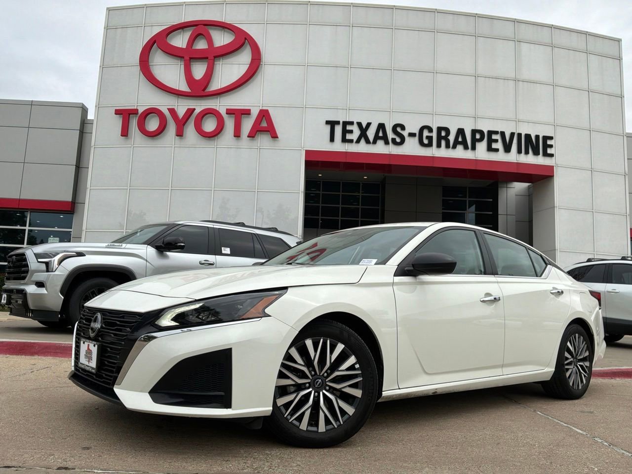 Used 2025 Nissan Altima 2.5 SV FWD image 2