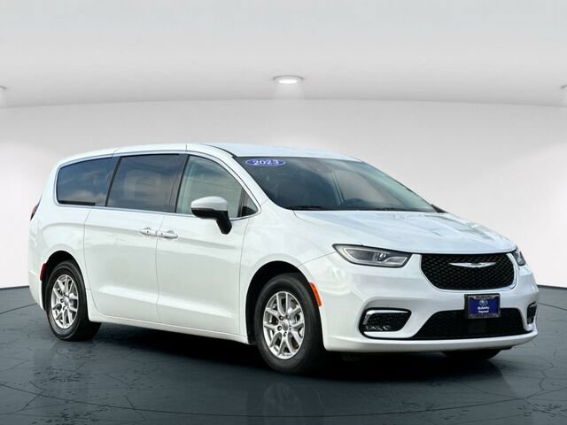 Used 2023 Chrysler Pacifica Touring-L FWD image 8