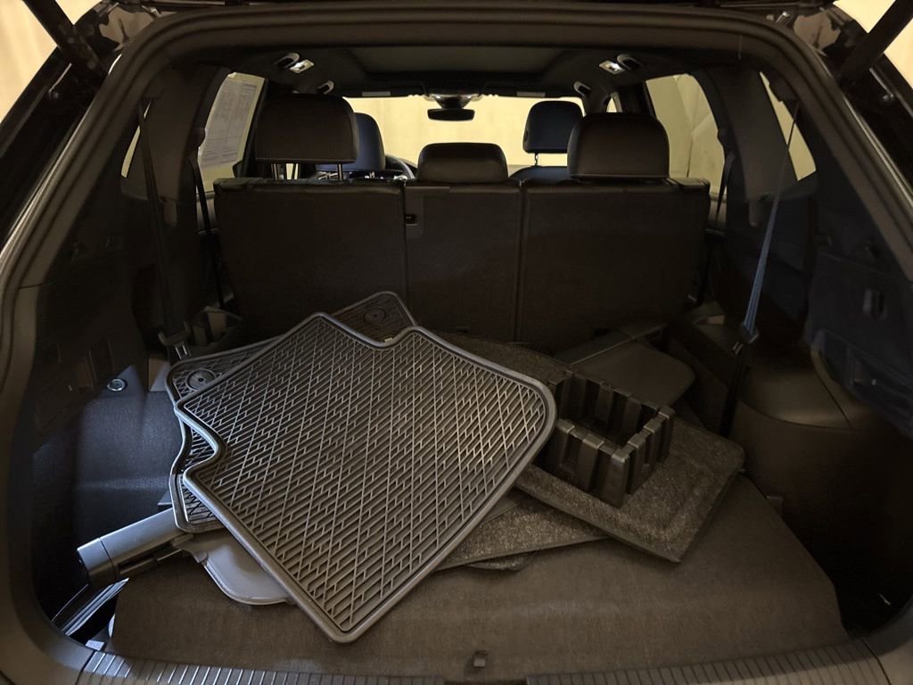 Used 2024 Volkswagen Tiguan SE R-Line image 9