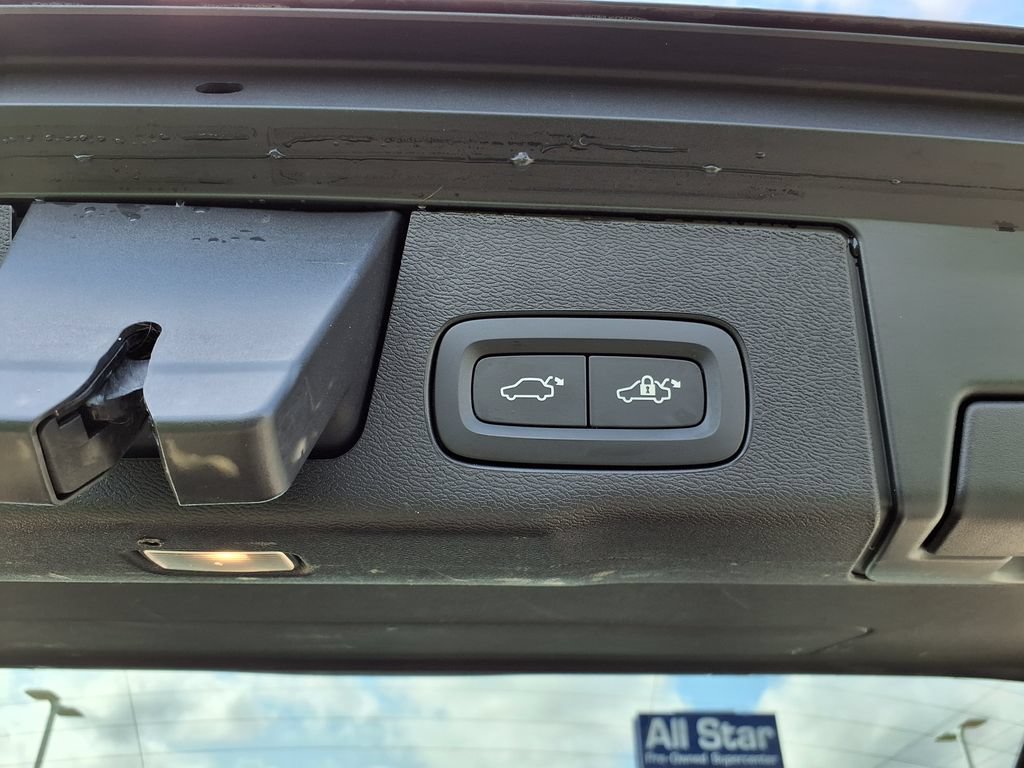 Certified 2025 Volvo XC60 B5 Plus AWD/4WD image 12