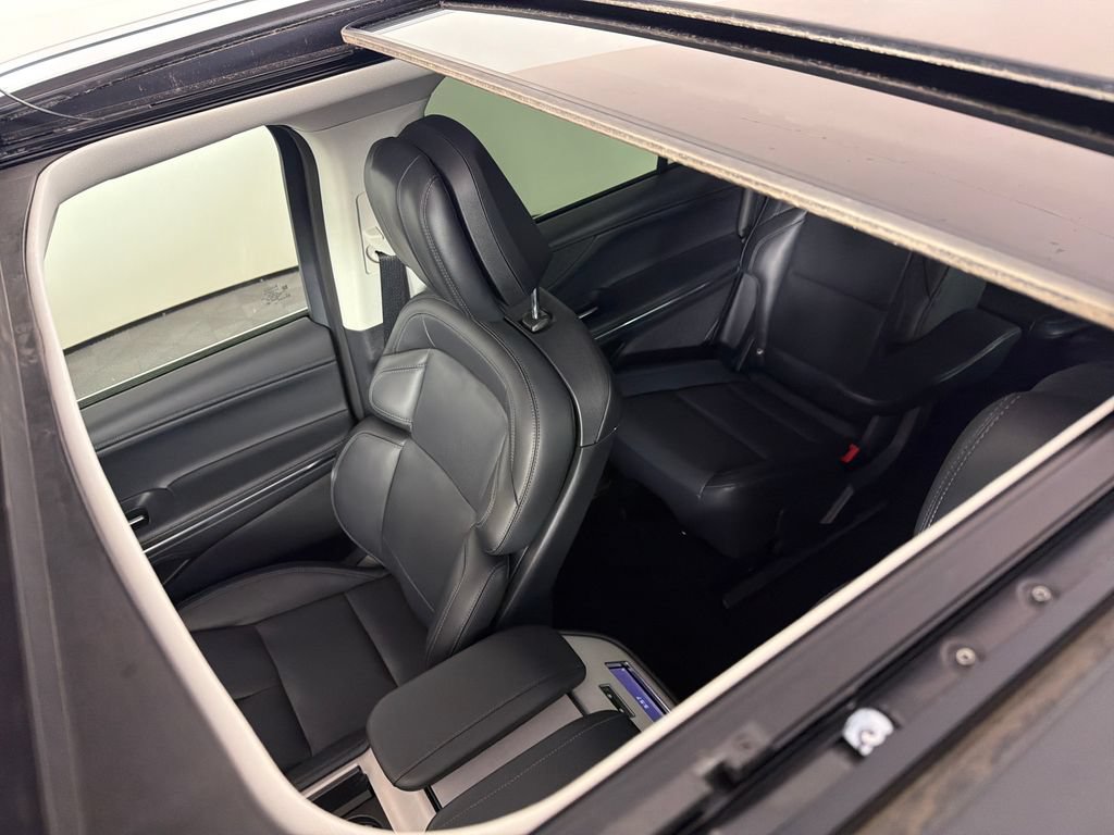 Used 2025 Lincoln Navigator Reserve AWD/4WD image 9