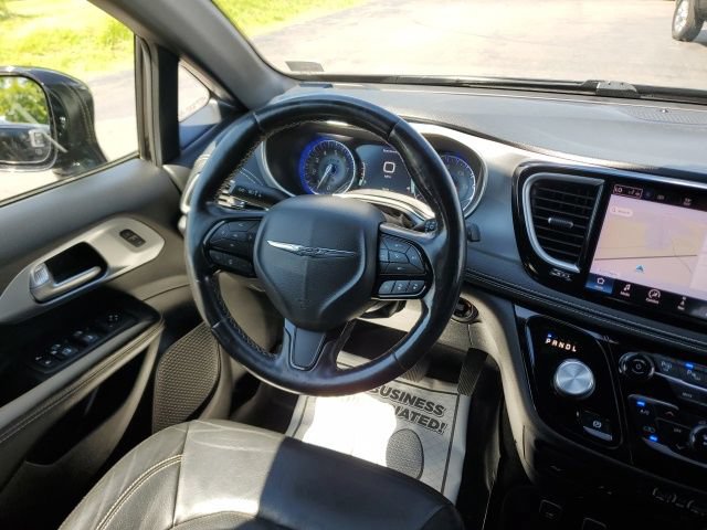 Used 2021 Chrysler Pacifica Touring-L w/ Uconnect Theater Family Group AWD/4WD image 19
