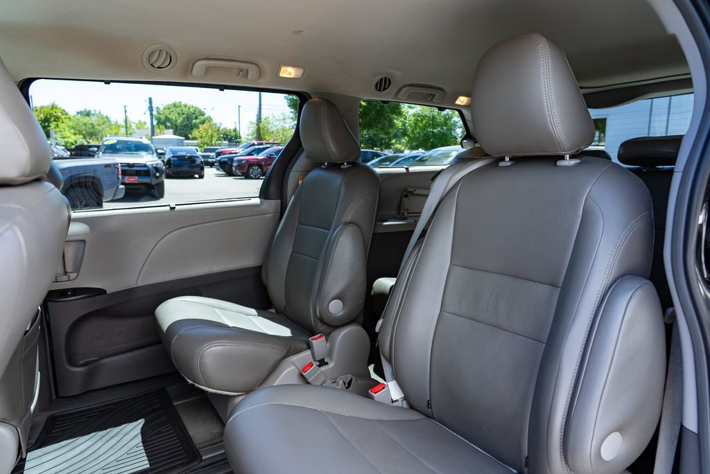 Used 2015 Toyota Sienna LE FWD image 21