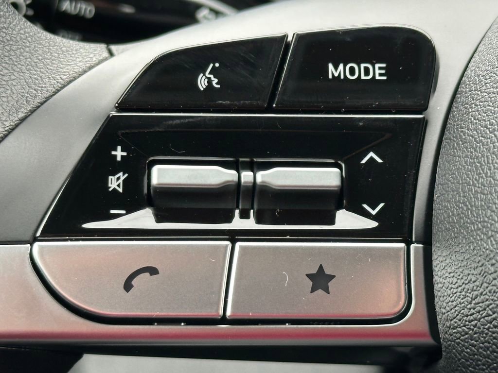 Certified 2025 Hyundai Elantra SE FWD image 30