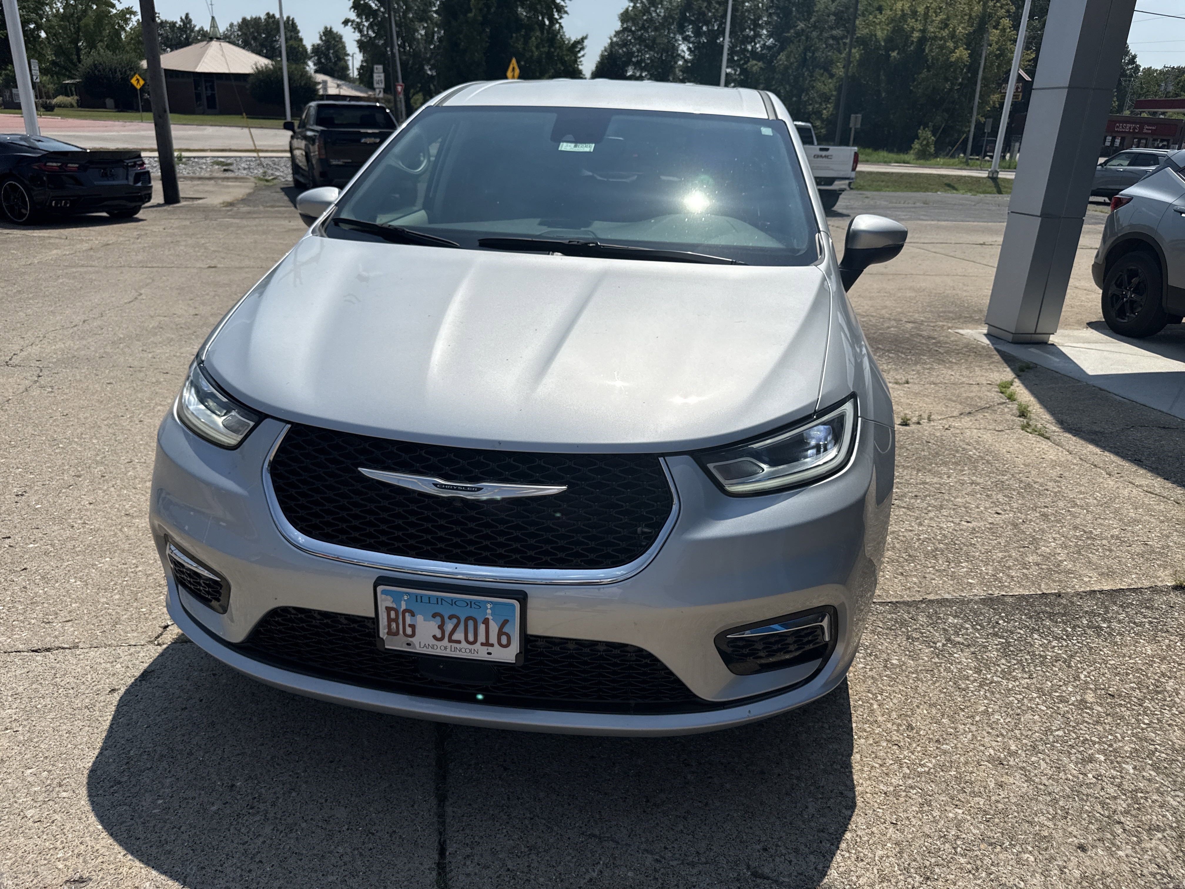 Used 2023 Chrysler Pacifica Touring-L image 2