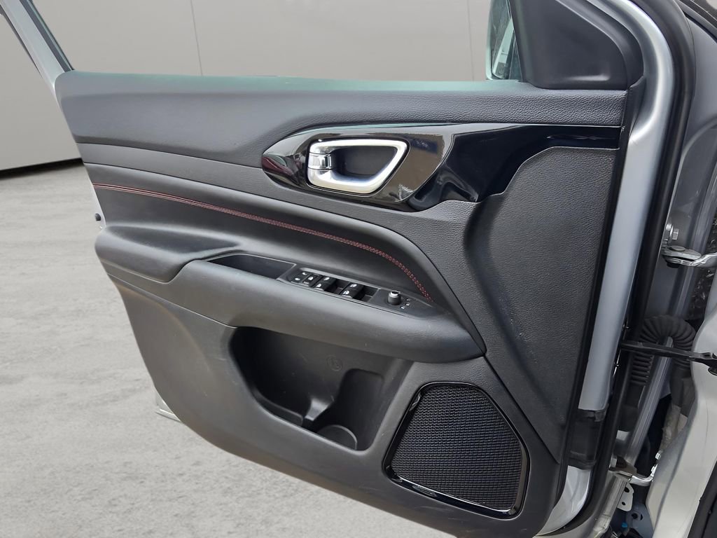 Used 2025 Jeep Compass Trailhawk image 14