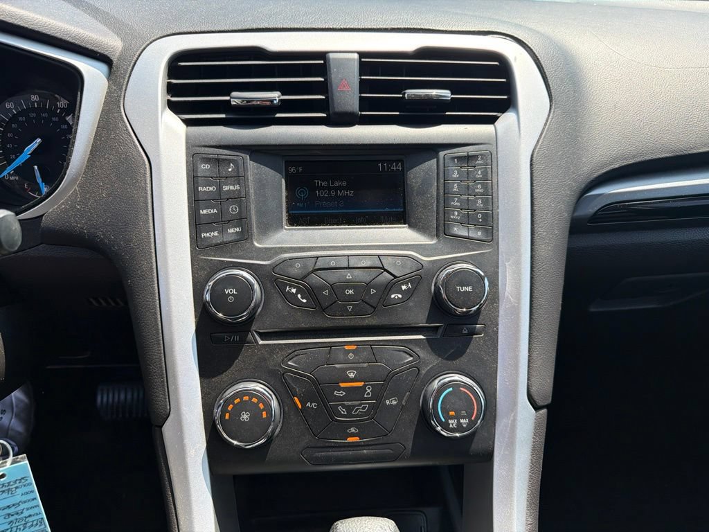 Used 2016 Ford Fusion SE w/ Equipment Group 201A FWD image 2