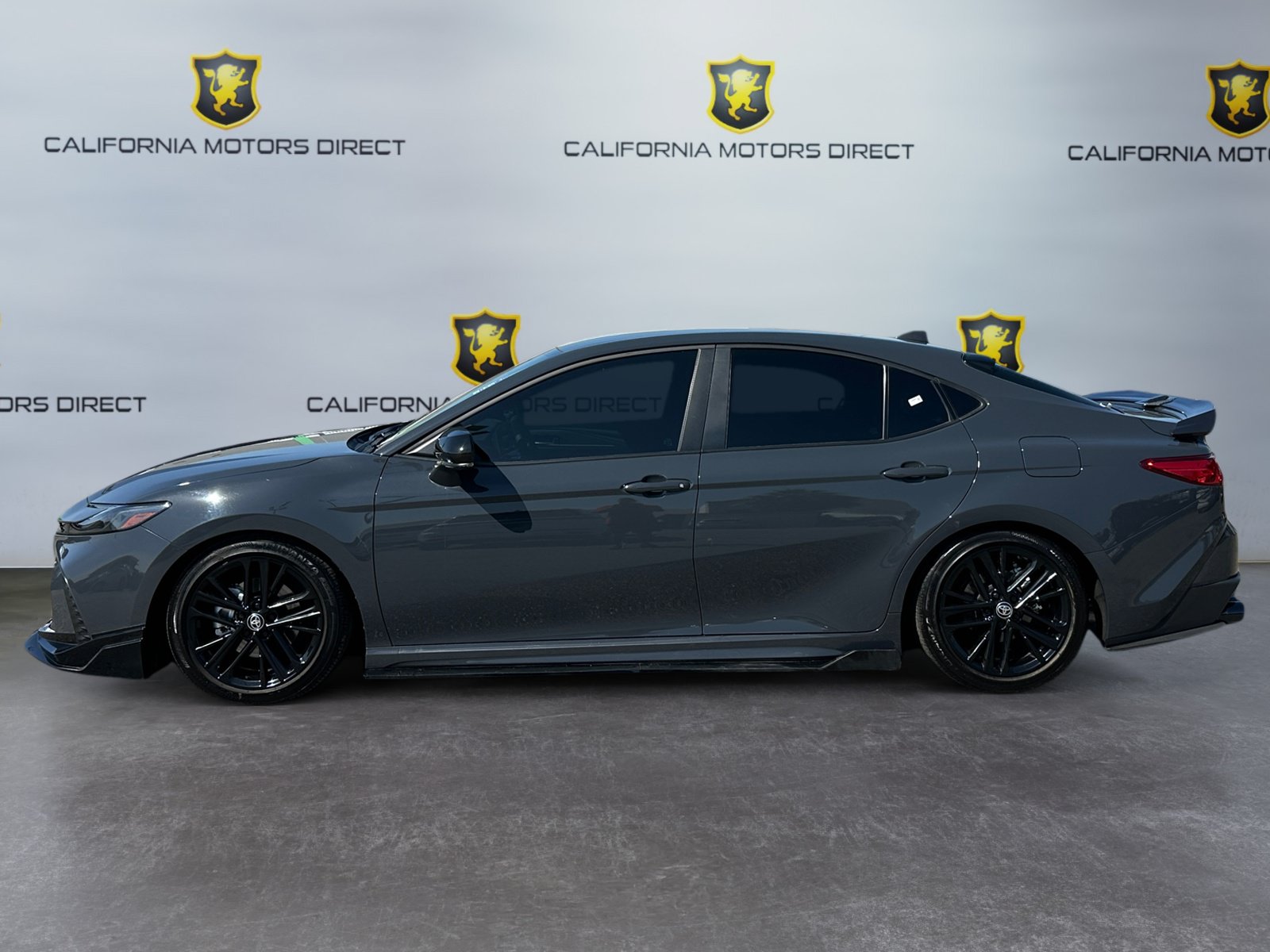 Used 2025 Toyota Camry SE w/ Convenience Package FWD image 2