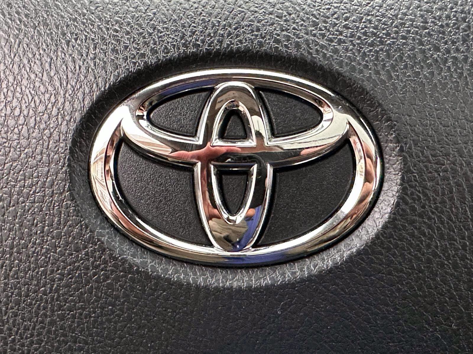 Used 2022 Toyota Camry XLE w/ Navigation Upgrade Package image 24