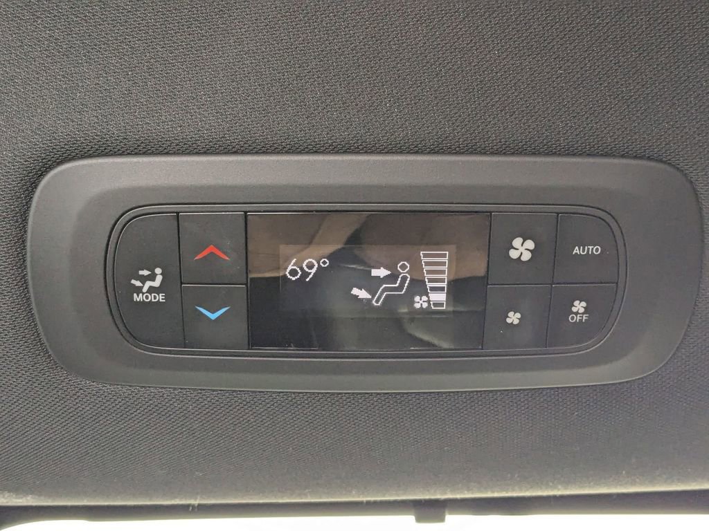 Used 2025 Chrysler Pacifica Select image 28