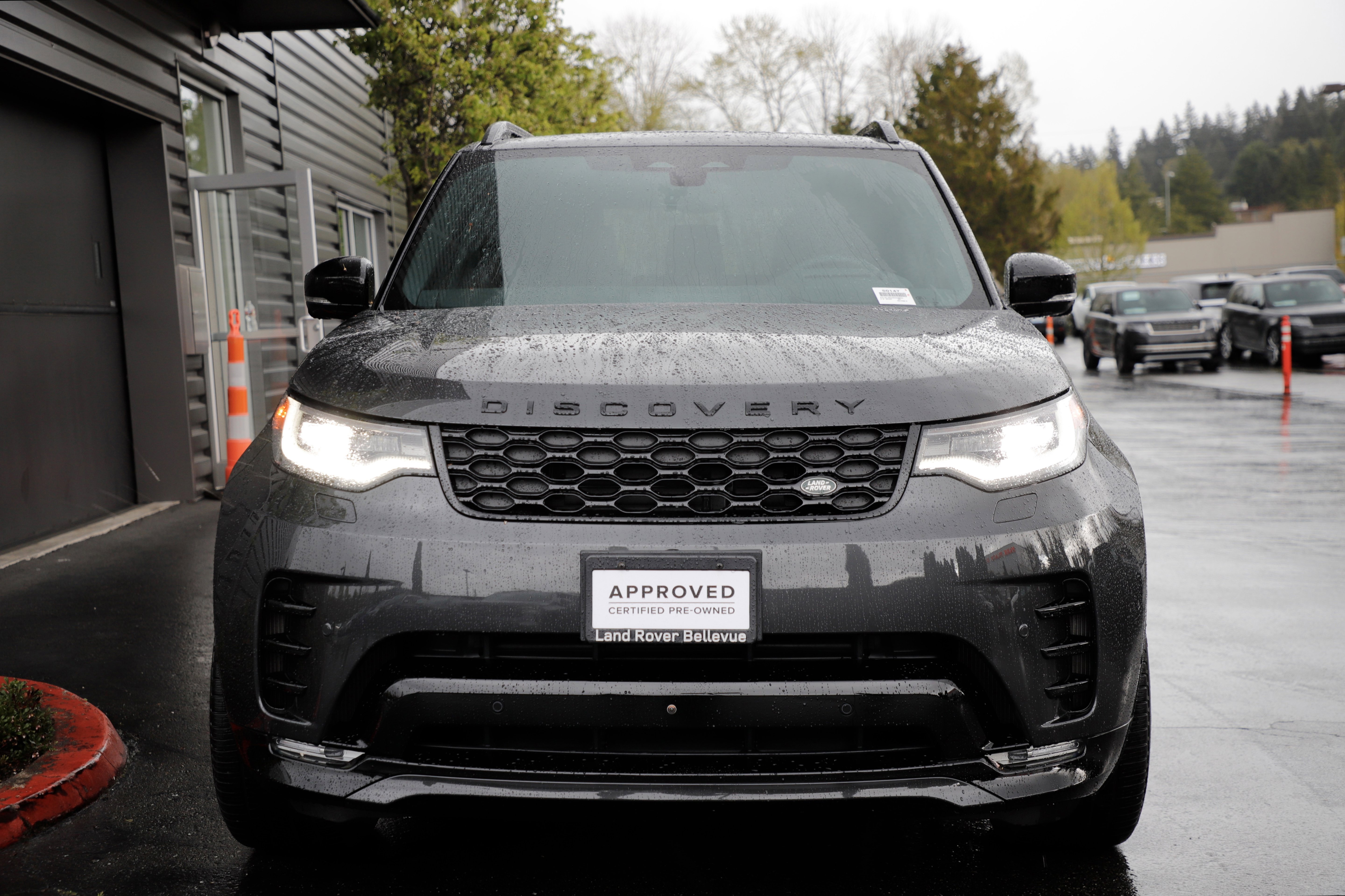 Certified 2025 Land Rover Discovery Dynamic SE image 4