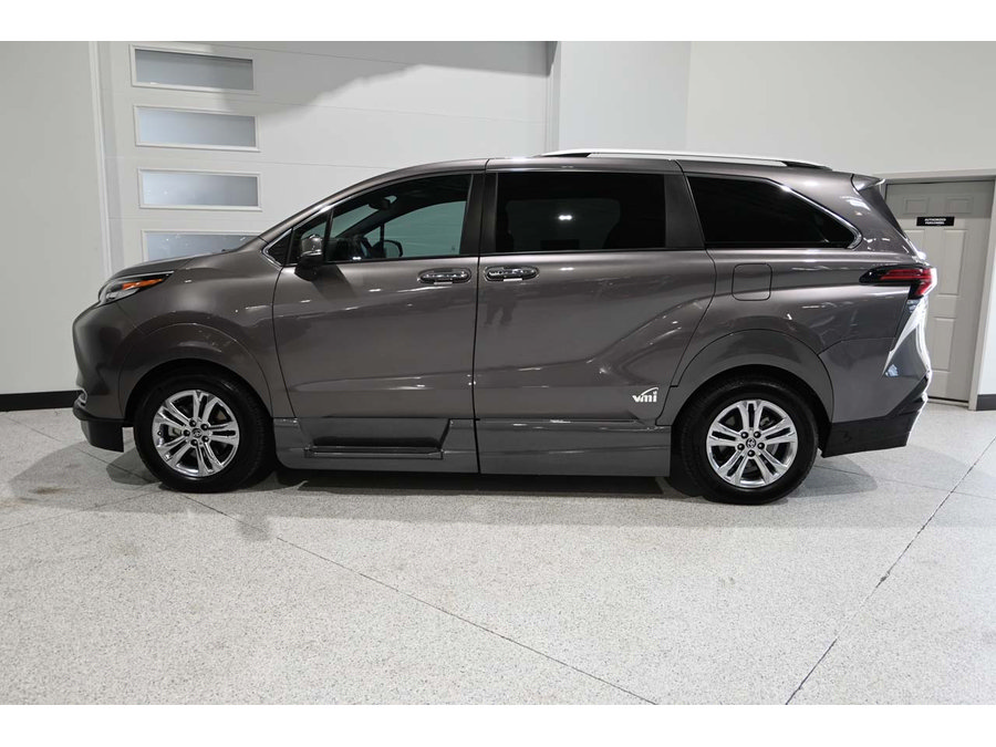 Used 2022 Toyota Sienna Platinum AWD/4WD image 9