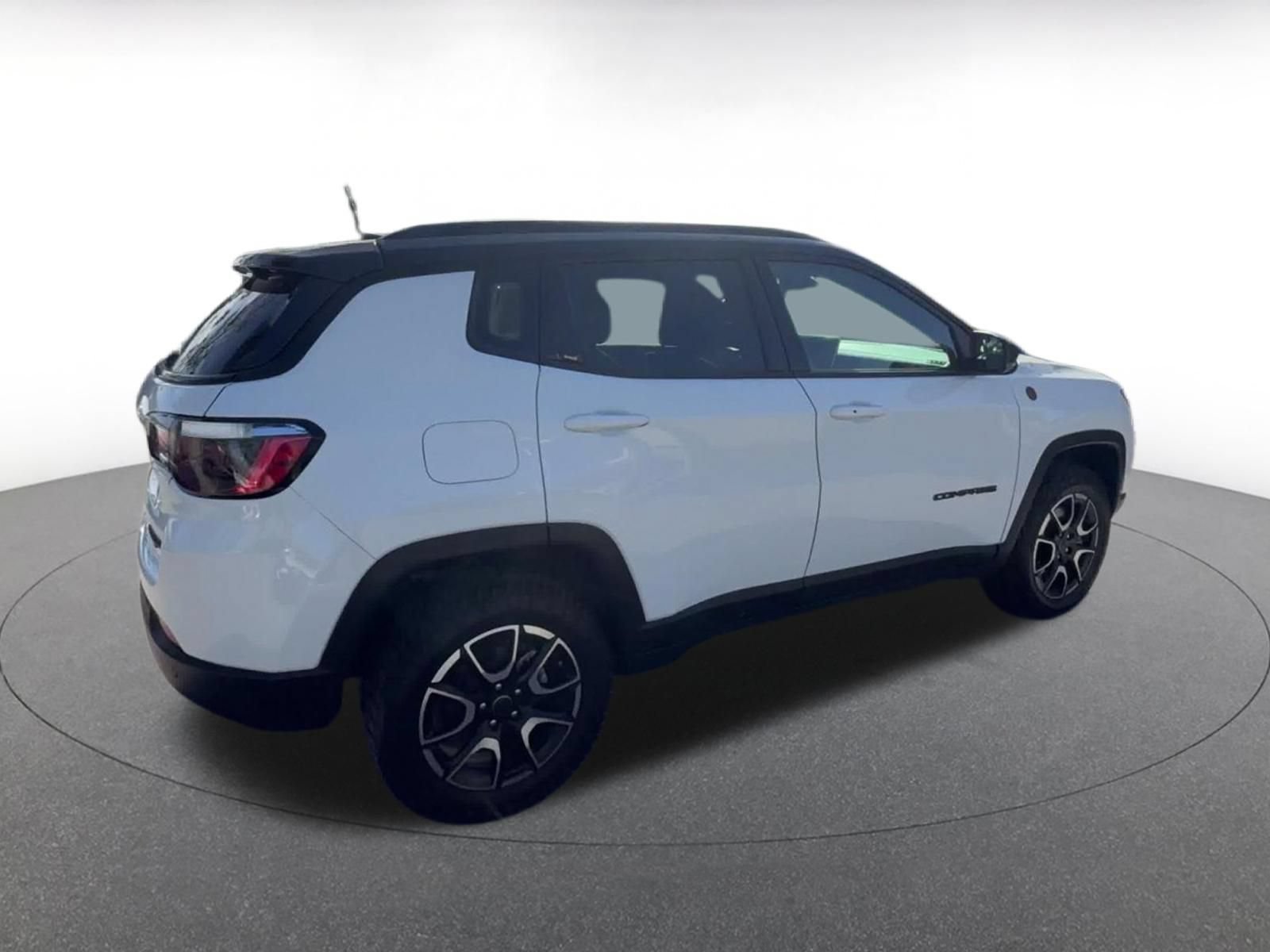 Used 2025 Jeep Compass Trailhawk AWD/4WD image 14