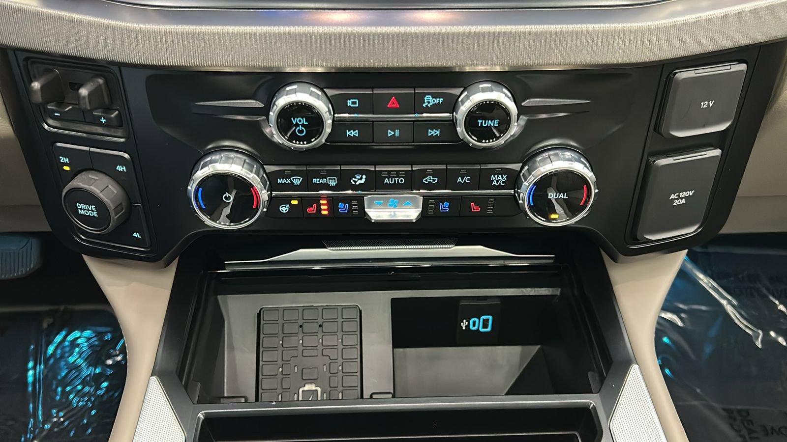 Used 2026 Ford F450 Platinum w/ Platinum Plus Package image 25