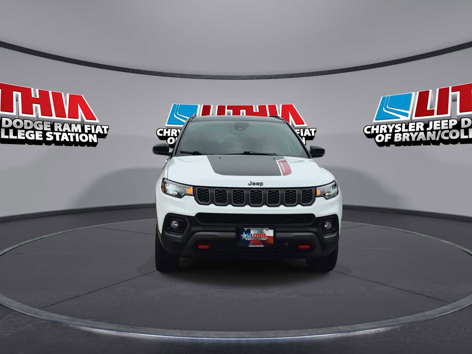 Used 2025 Jeep Compass Trailhawk w/ Trailer Tow Group AWD/4WD image 3