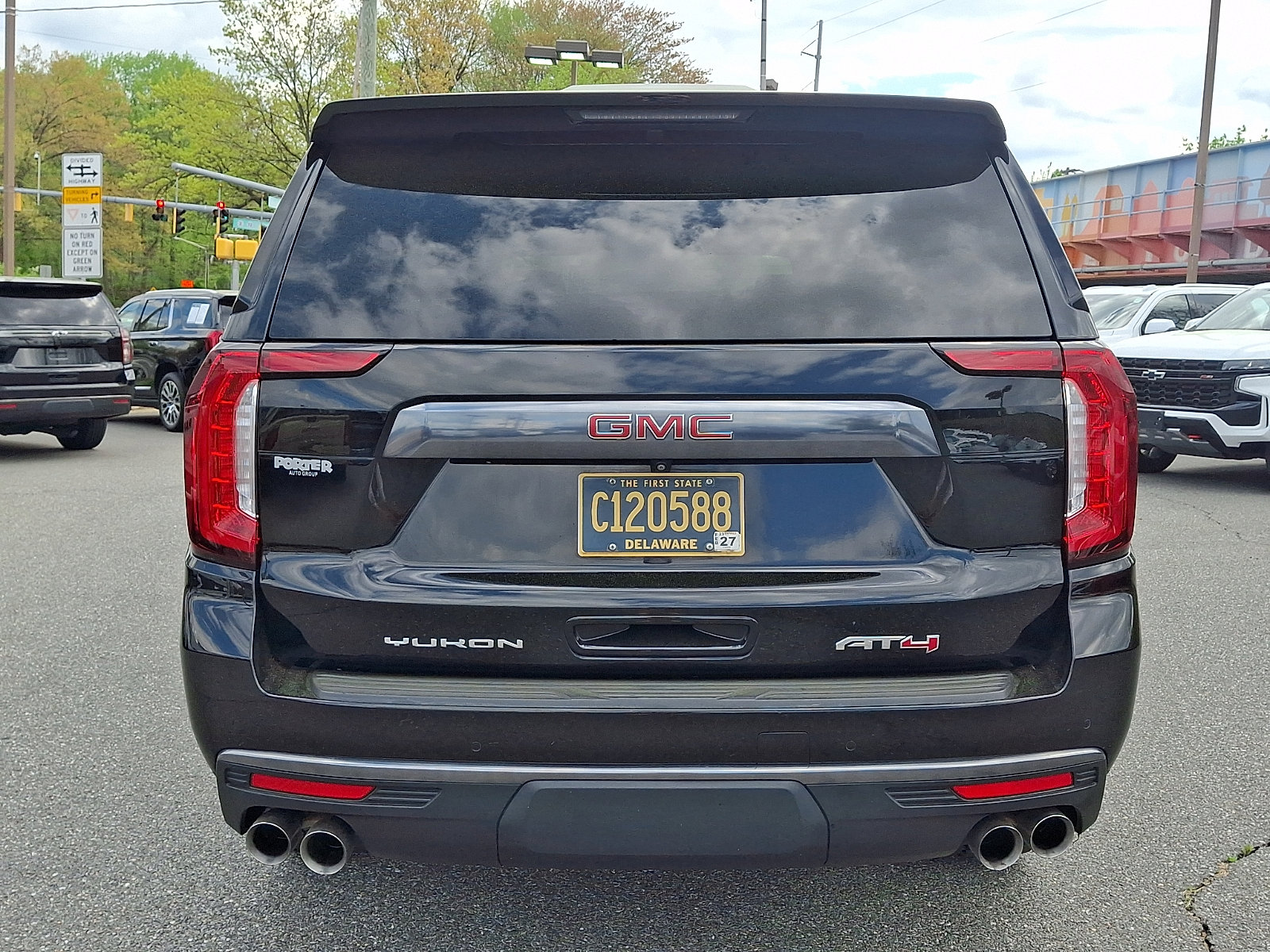Used 2022 GMC Yukon XL AT4 image 5