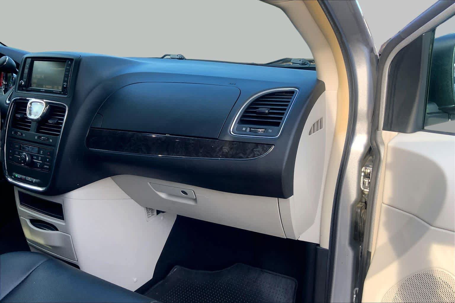 Used 2016 Chrysler Town & Country Touring FWD image 18