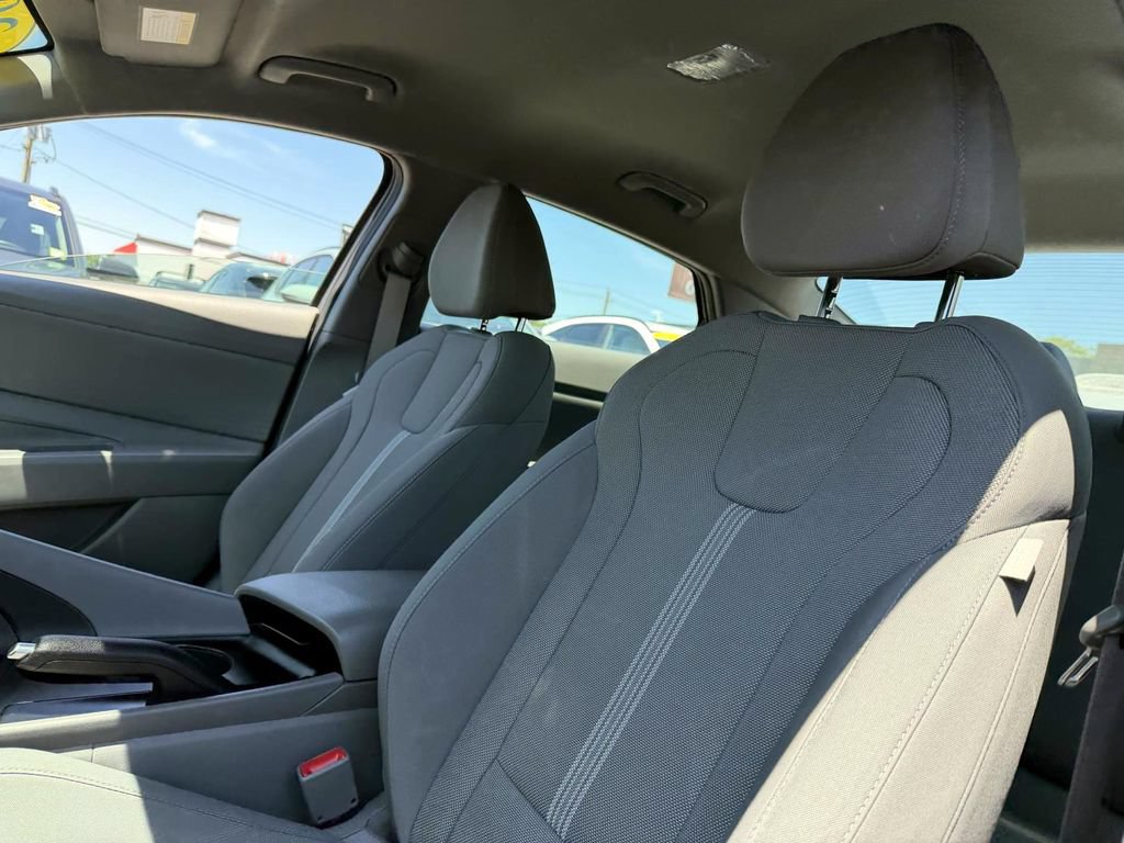 Certified 2023 Hyundai Elantra SE FWD image 17