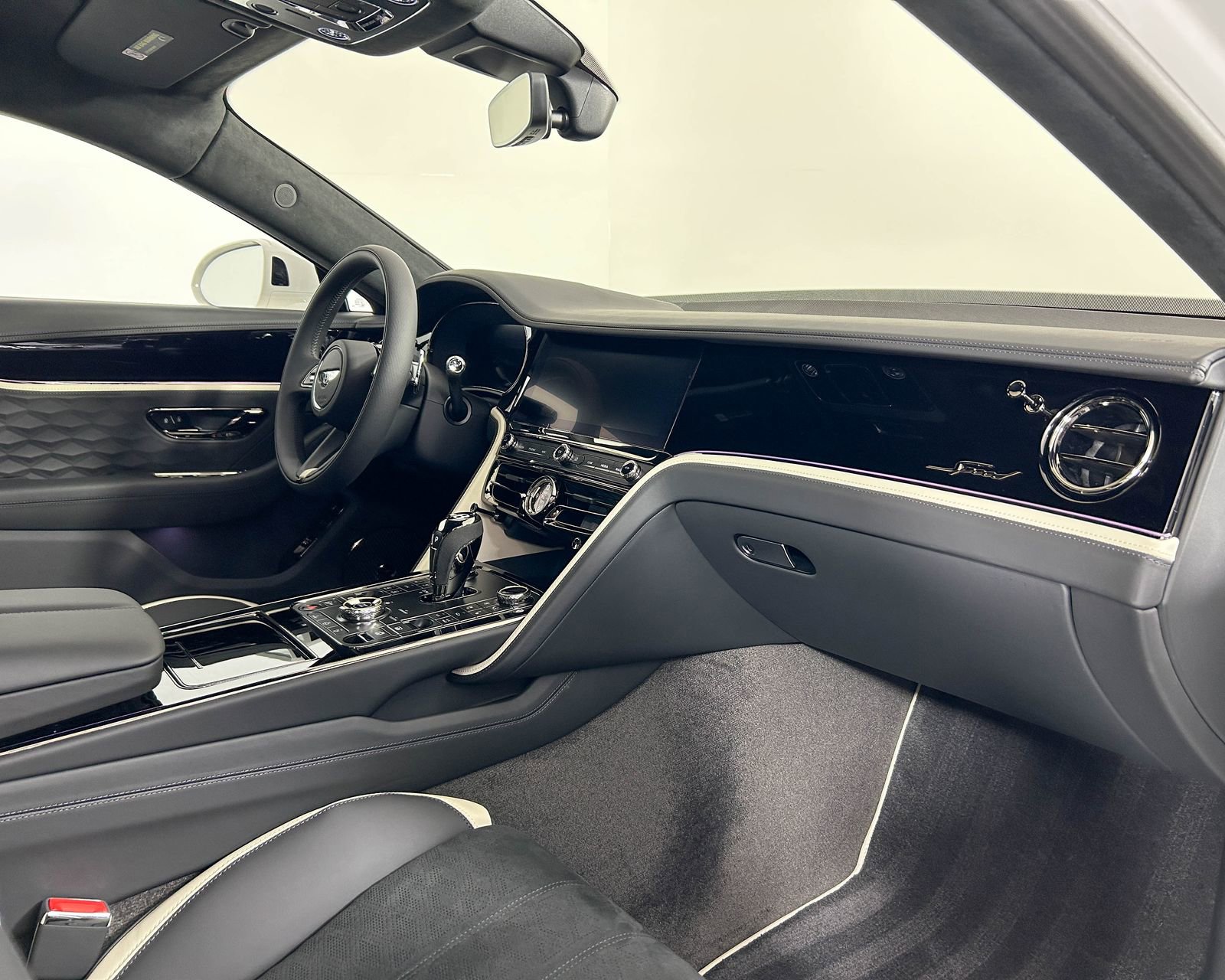 New 2026 Bentley Flying Spur Plug-In Hybrid image 2