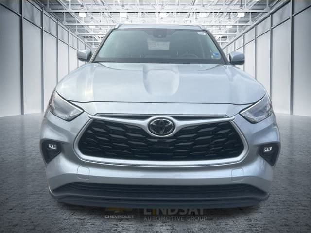 Used 2024 Toyota Highlander XLE image 2