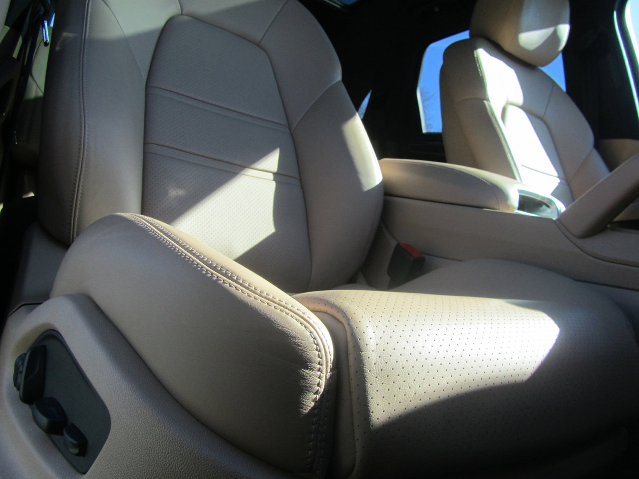 Used 2022 Porsche Cayenne Premium Package image 21