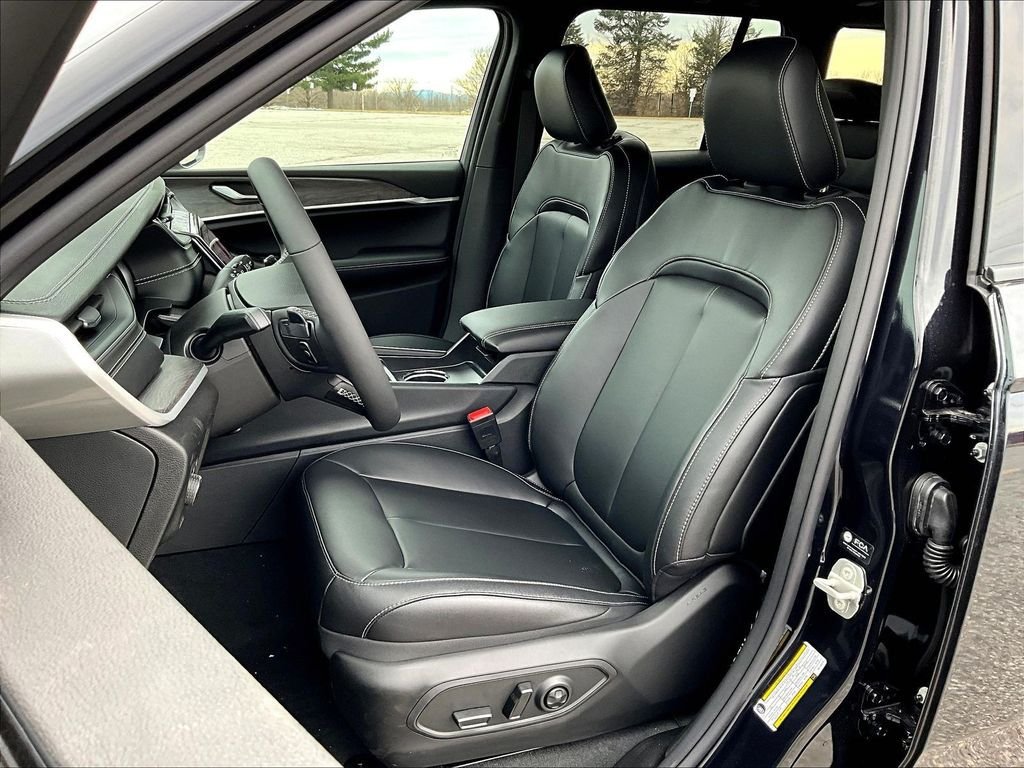 Used 2024 Jeep Grand Cherokee Limited 4xe w/ Luxury Tech Group II AWD/4WD image 11