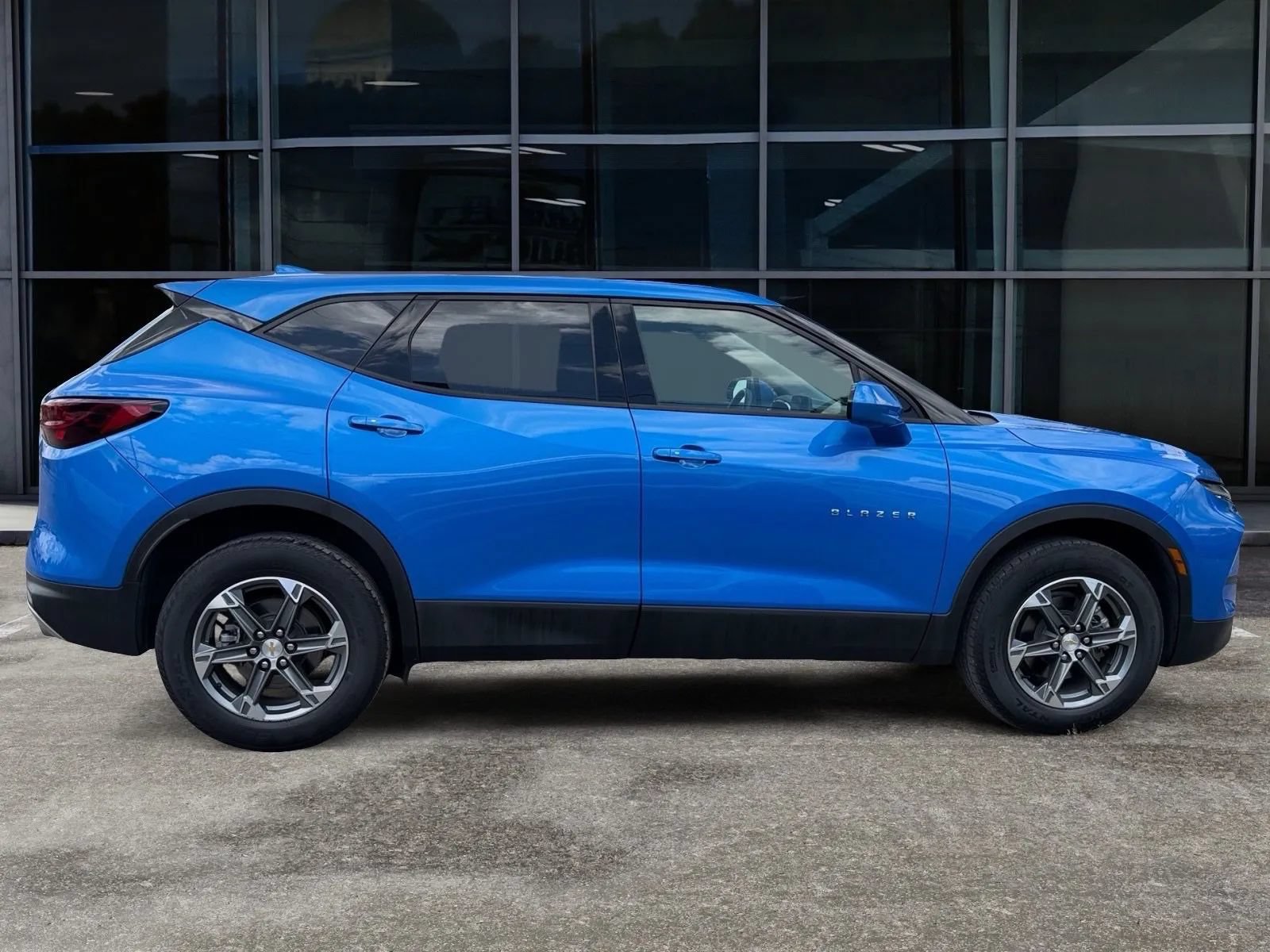 Used 2025 Chevrolet Blazer LT AWD/4WD image 2