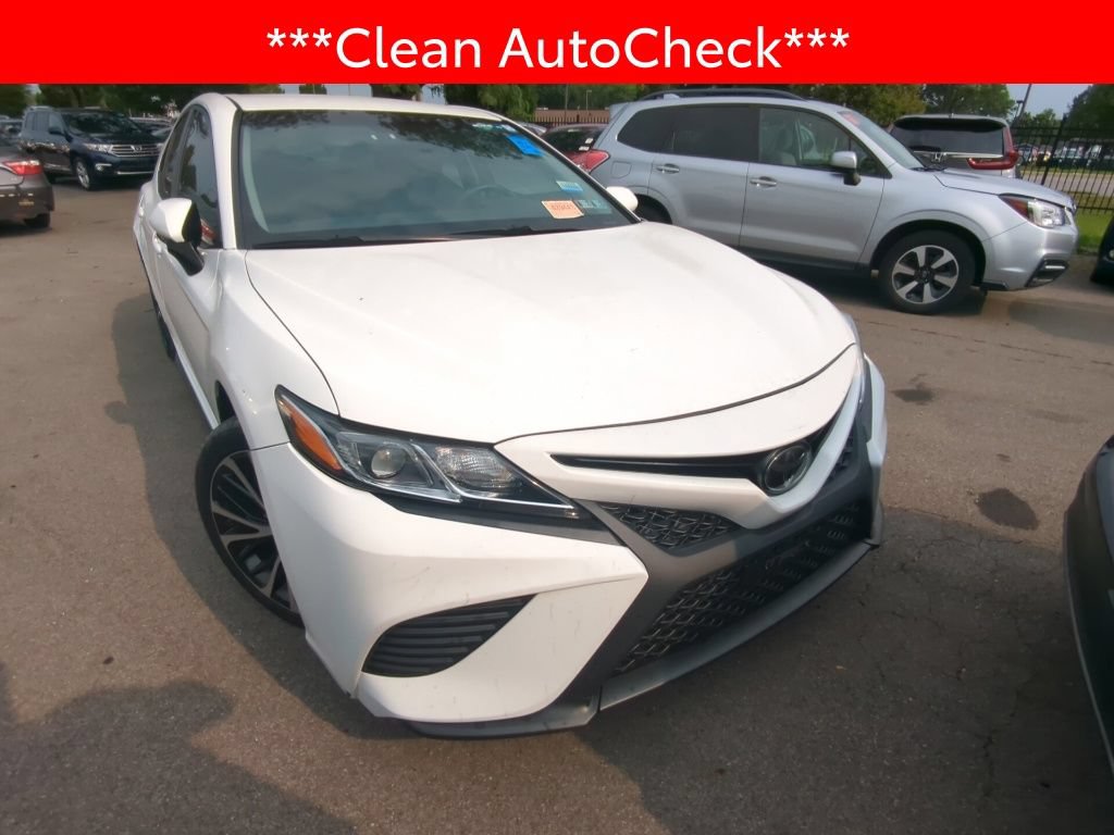 Used 2018 Toyota Camry SE w/ Accessory Appearance Package FWD image 3