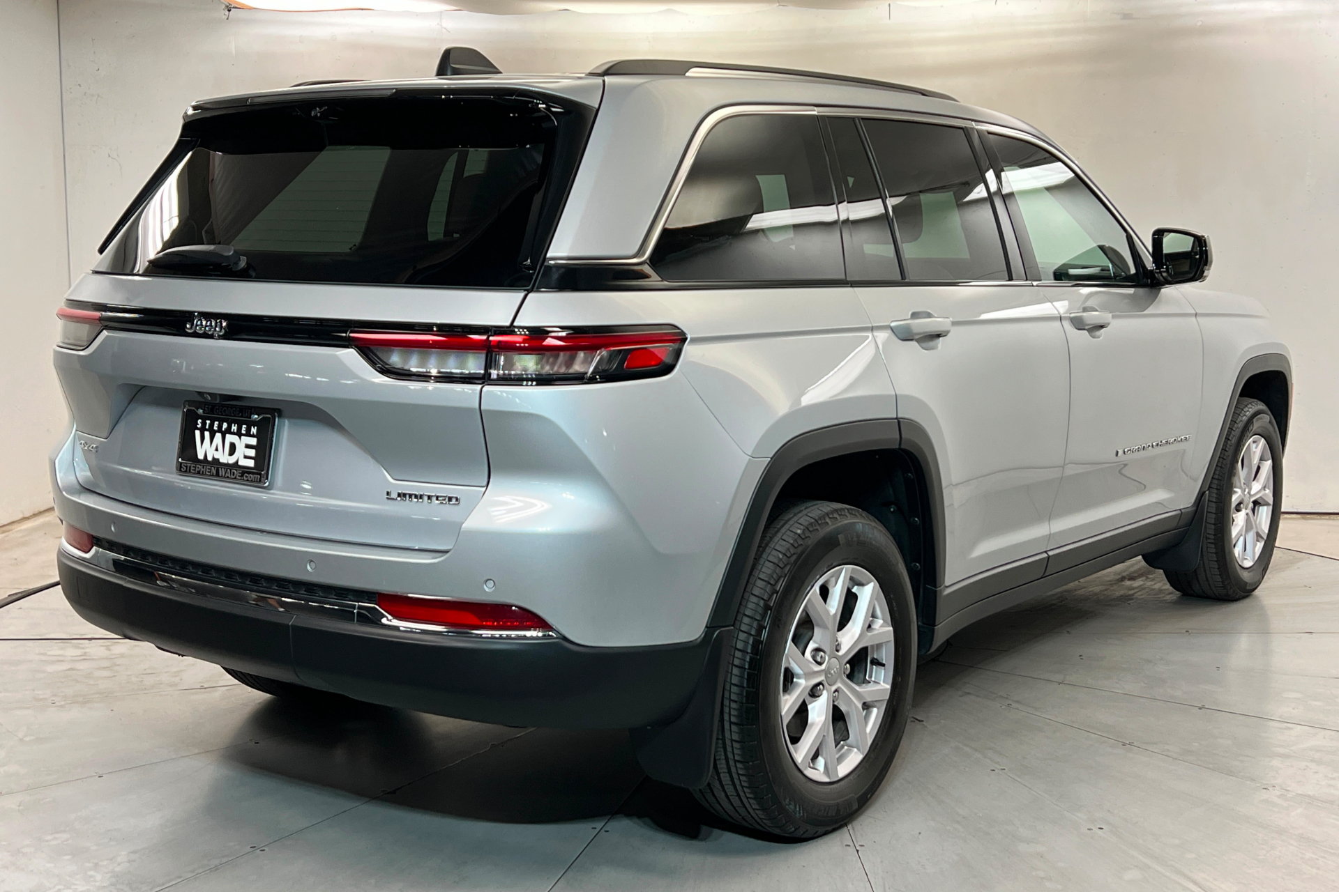 Used 2022 Jeep Grand Cherokee Limited w/ Luxury Tech Group II AWD/4WD image 6