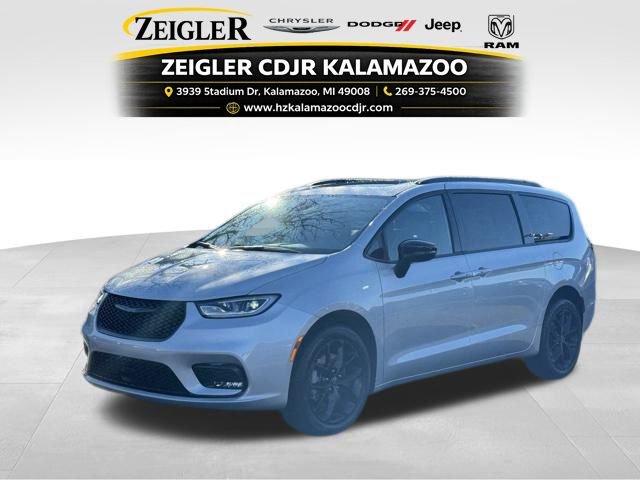 New 2026 Chrysler Pacifica Limited w/ S Appearance Package