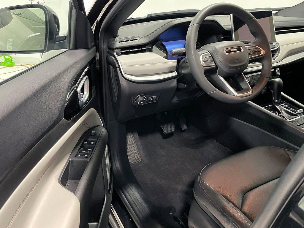 Used 2025 Jeep Compass Limited image 17