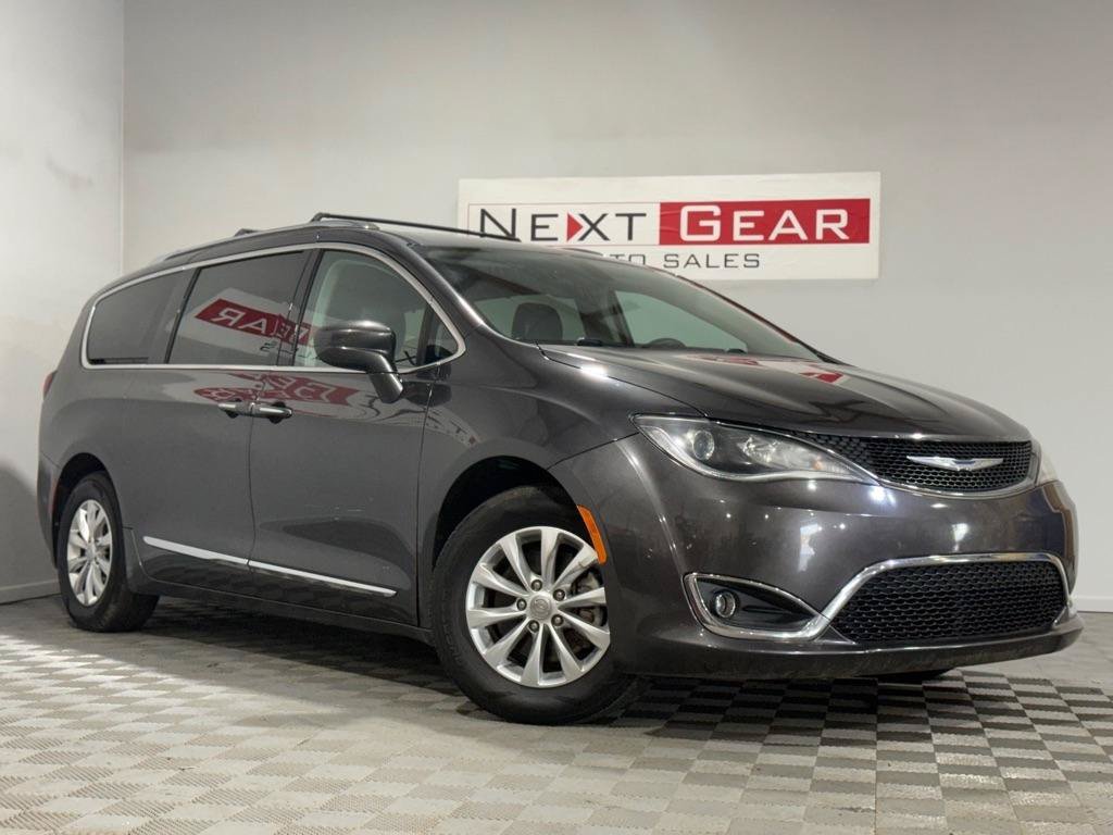 Used 2018 Chrysler Pacifica Touring-L FWD image 1