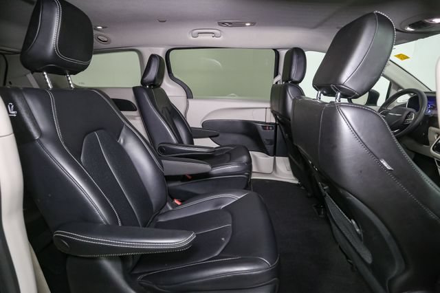 Used 2023 Chrysler Pacifica Touring-L FWD image 19