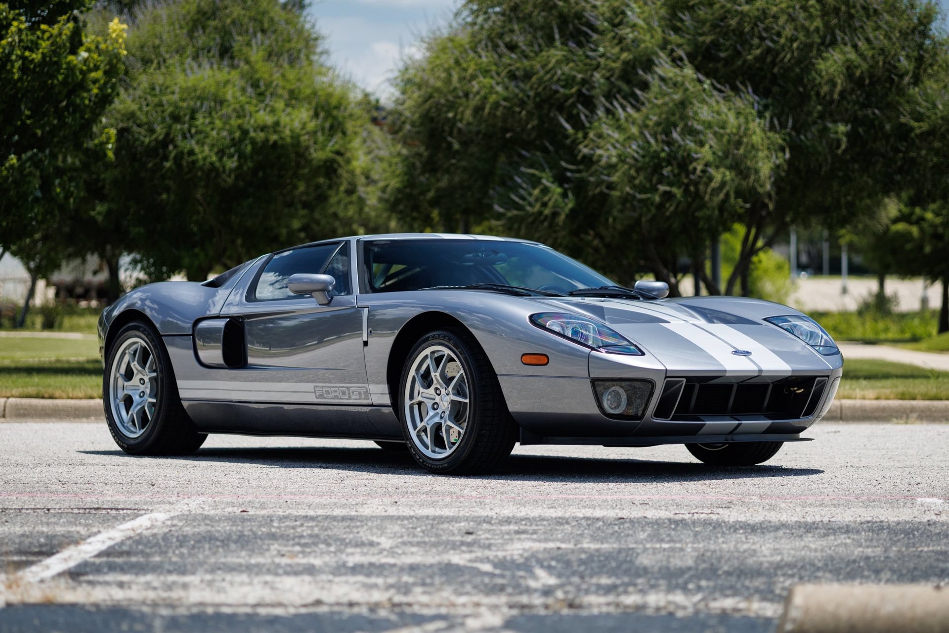 Used 2006 Ford GT RWD image 5