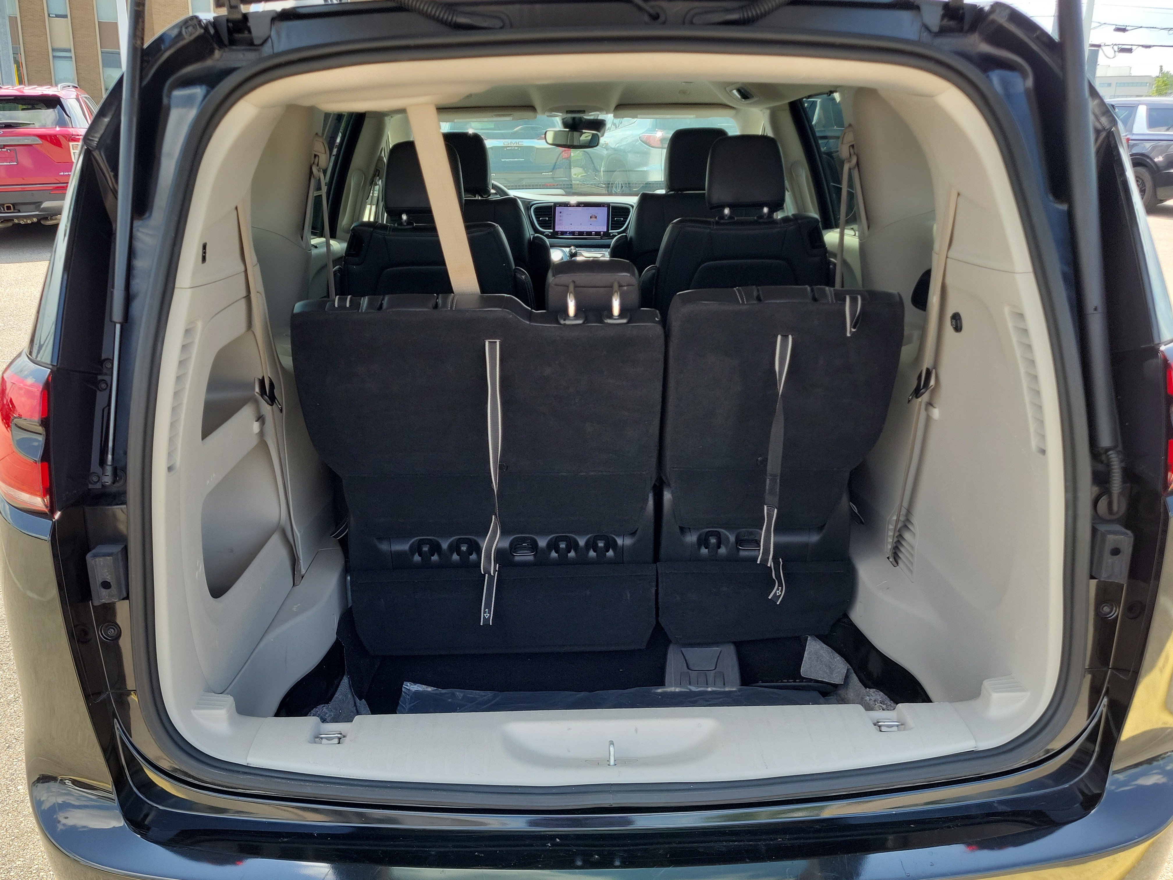 Used 2022 Chrysler Pacifica Touring-L FWD image 7