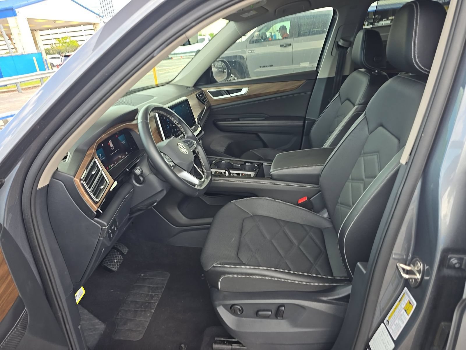 Used 2025 Volkswagen Atlas SE FWD image 3
